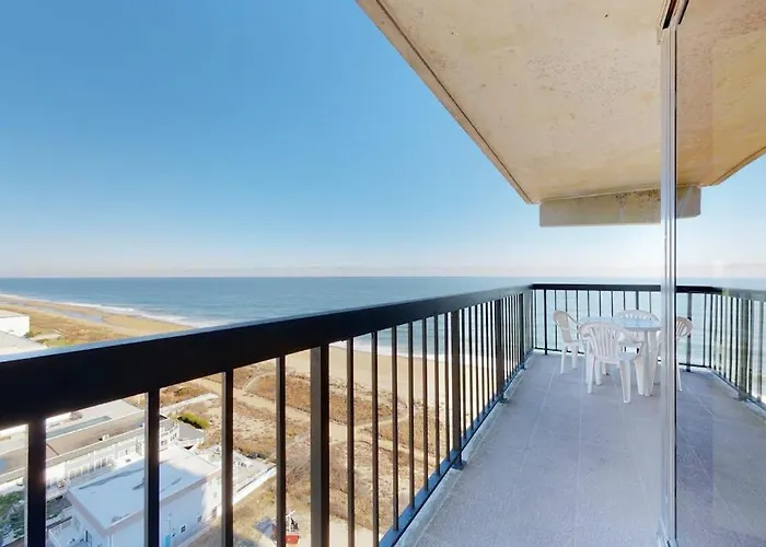Holiday home Wonderful Beachfront With Pools Gym Sauna Ac & Balcony